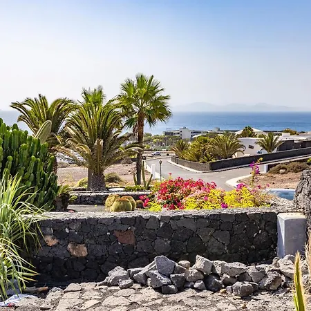 Under The Volcano In Playa Blanca Villa *